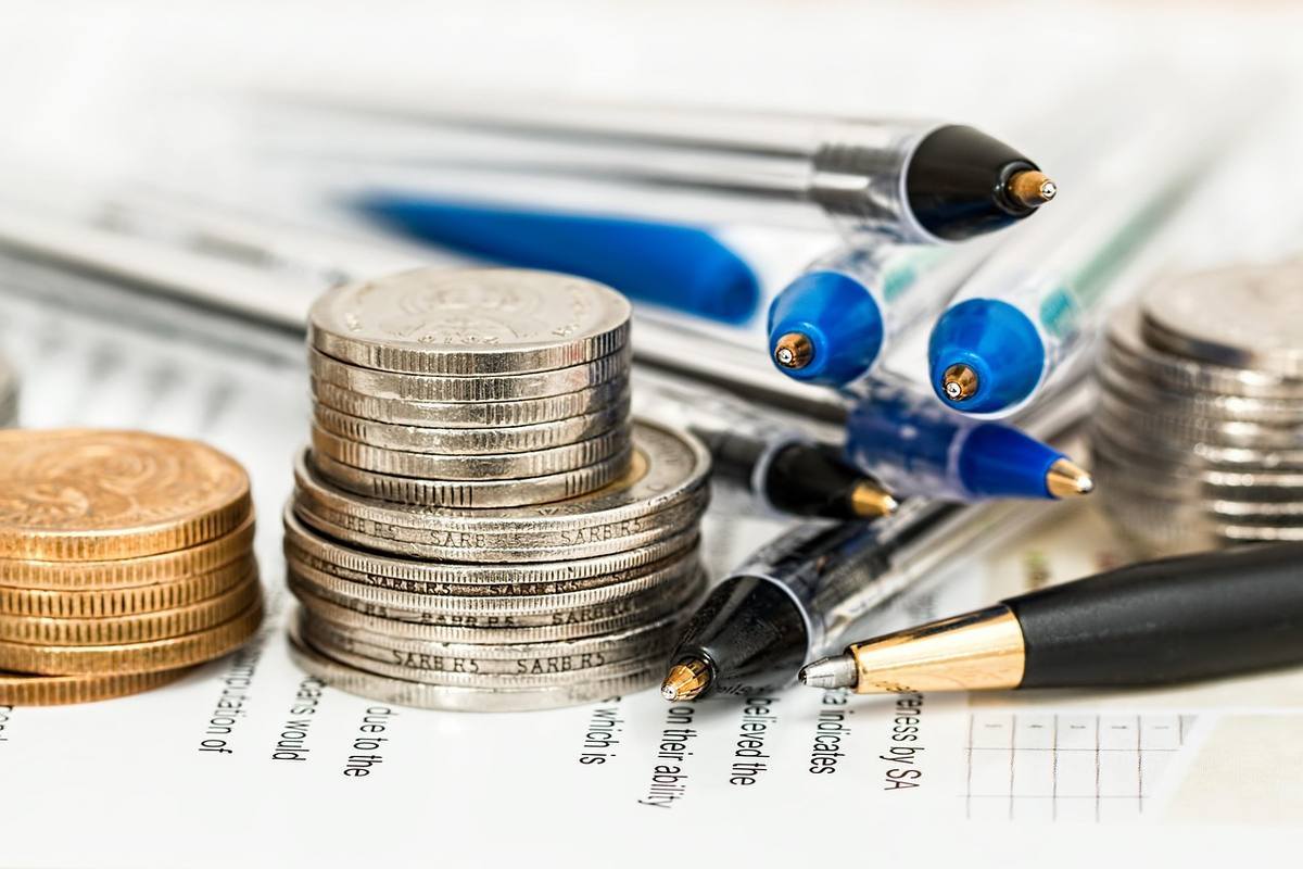 Pièces, stylos et papier sur une table, scène de travail administratif