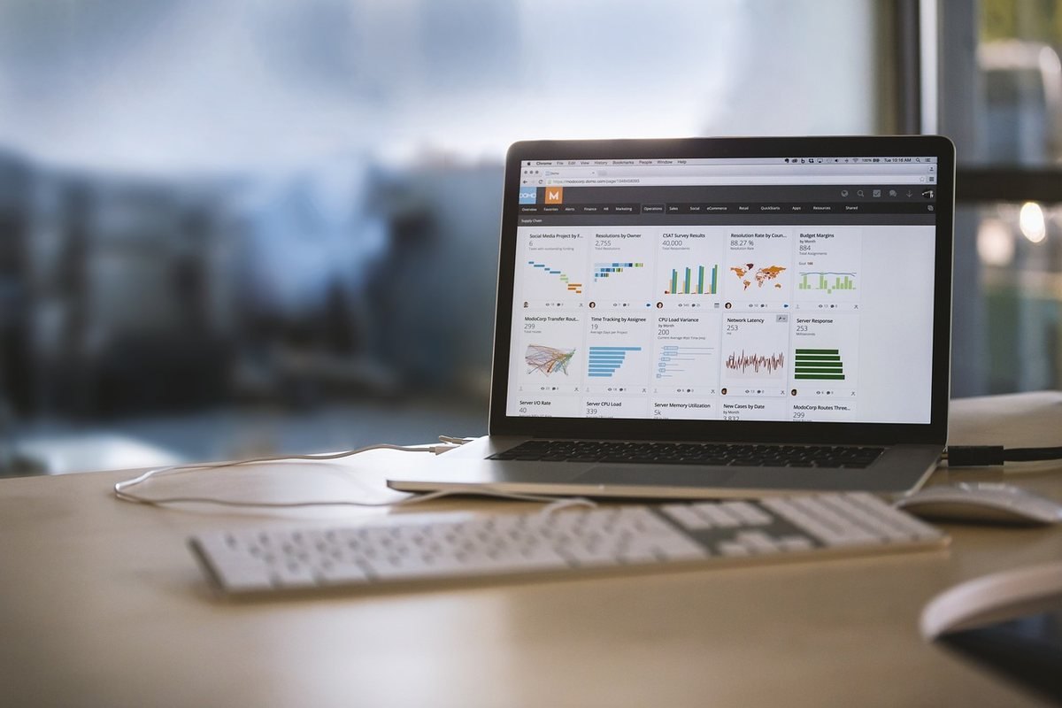 Un ordinateur portable affiche des graphiques sur un bureau