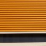 Coin bureau au soleil : protéger sans éteindre la lumière