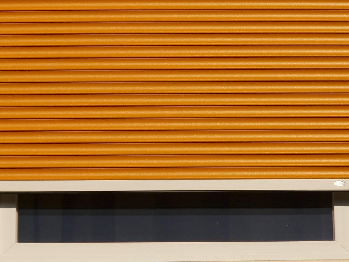 Coin bureau au soleil : protéger sans éteindre la lumière