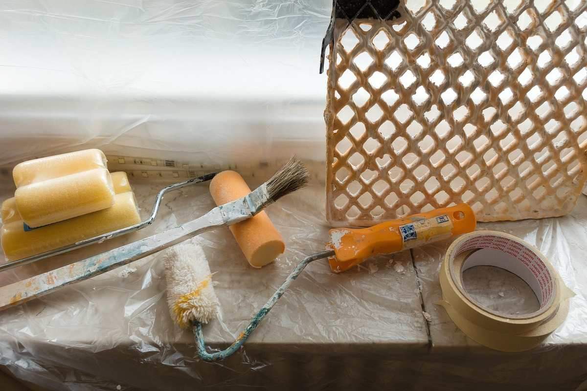 Peindre une pièce sans déplacer les meubles : protéger chaque recoin