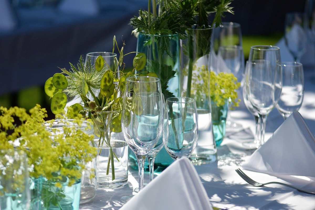 Table mise en place pour un repas avec des verres et des fleurs