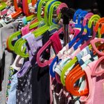 Enfants en magasin, vêtements colorés sur cintres variés
